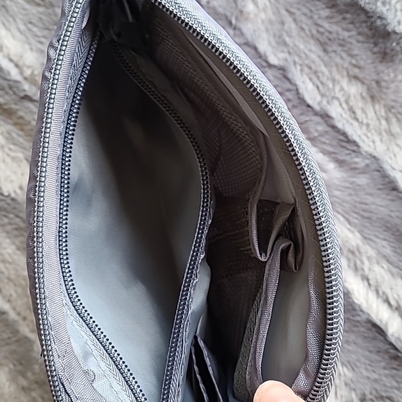 ❌️SOLD❌️ Small Zippered Pouch - Gray - Picture 5 of 5